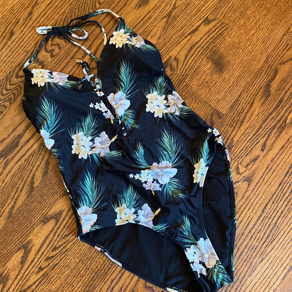 Floral one-piece bathing suit 🌺